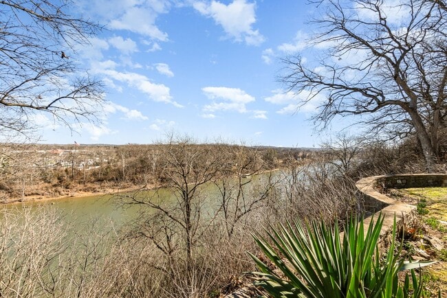 Building Photo - East Nashville River View Living!