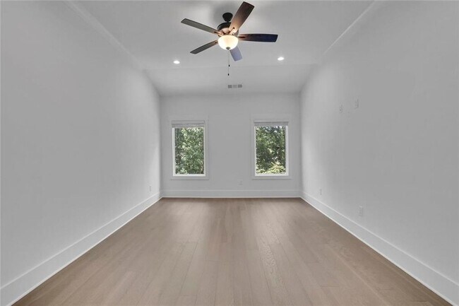 Building Photo - 6181 Shoreland Cir