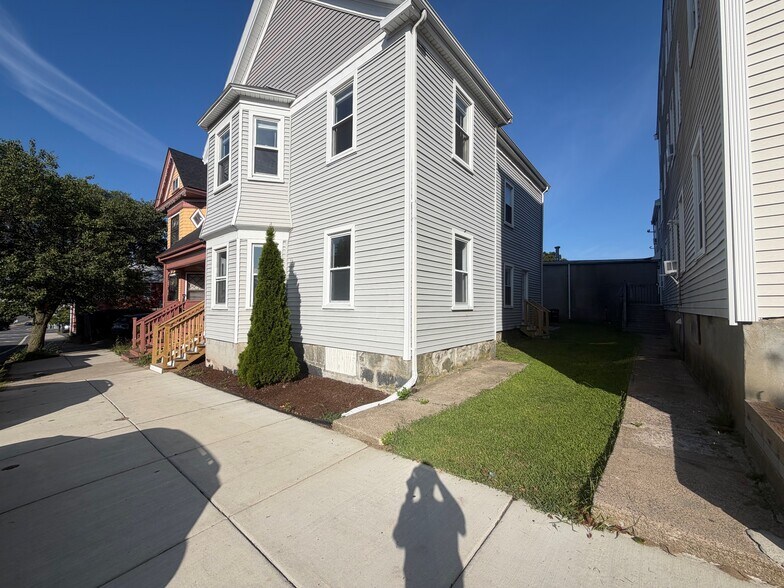 Building Photo - 42 Cabot St