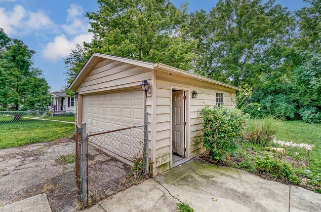 Building Photo - Charming cottage in Cleves!