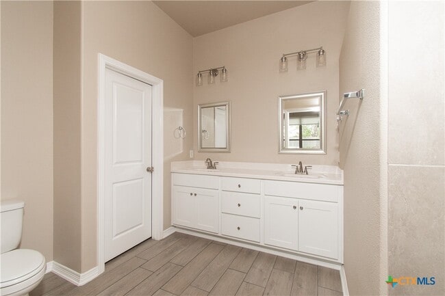 Building Photo - 717 Holstein Dr