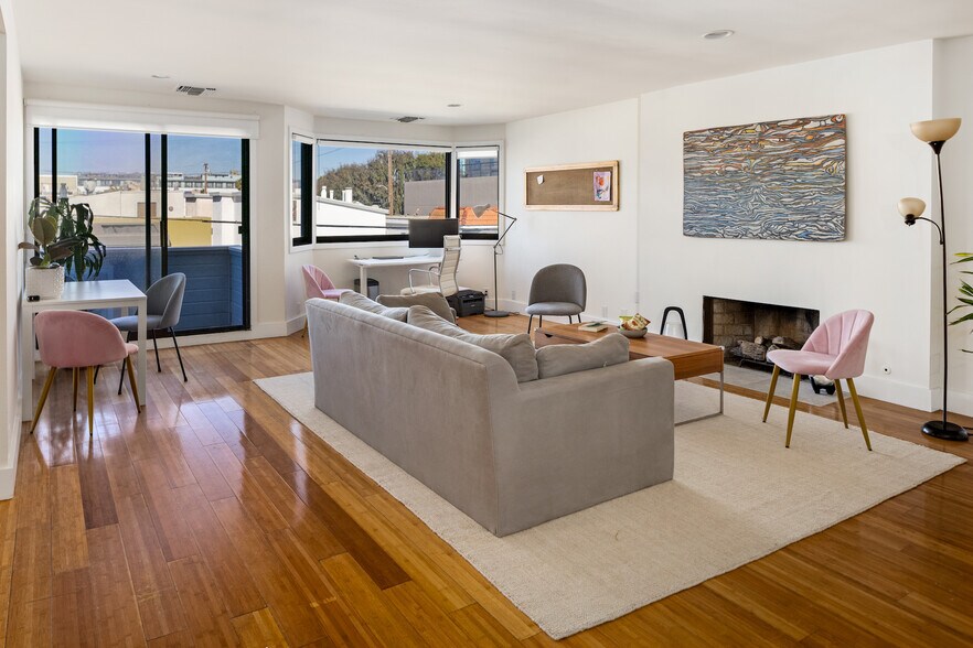 Living room - 18 N Venice Blvd