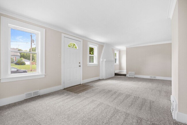 Building Photo - ? Move-In Ready Home with Modern Updates