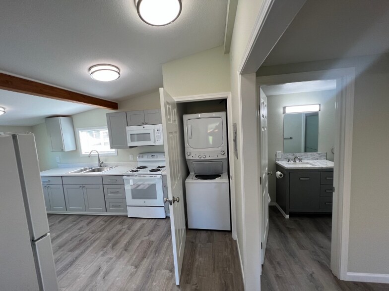 Building Photo - 1153 W Hendrickson Rd