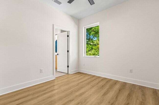 Building Photo - 412 W Amelia Ave