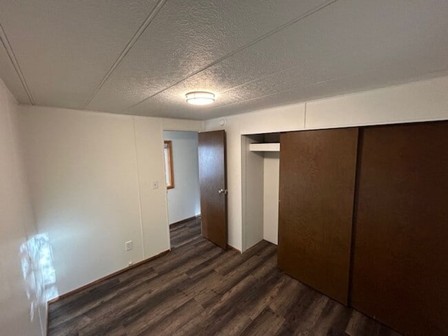 Building Photo - Quiet 2 bed 1 bath in Hamilton