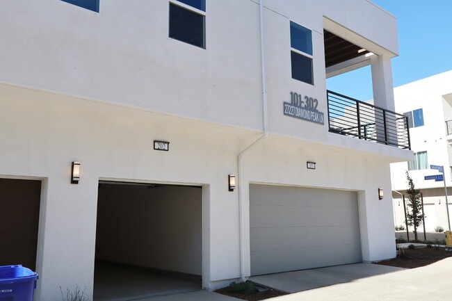 Building Photo - "Chic 1-Bedroom Retreat with Spacious Living in Valencia – 915 Sq Ft of Comfort!"
