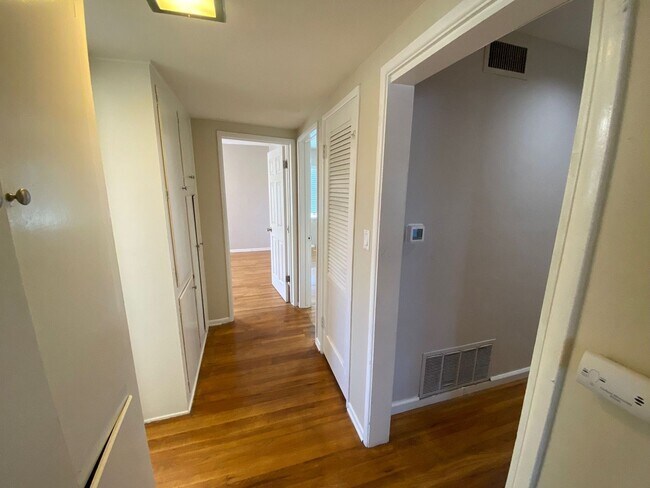 Building Photo - Great Location, Beautiful Pool! (Lease out...