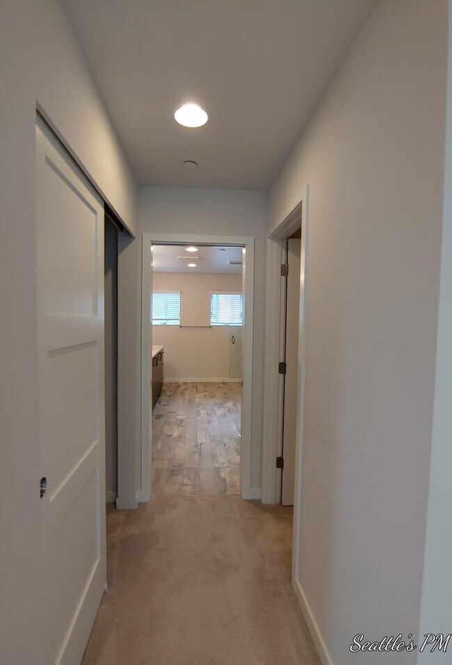Building Photo - Contemporary Home in Bryant for Rent!