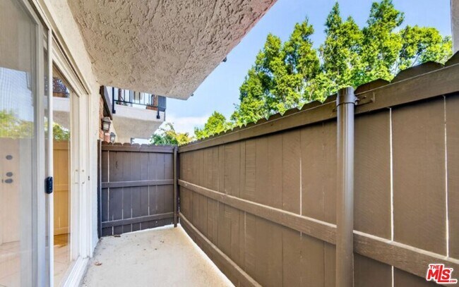 Building Photo - 5252 Coldwater Canyon Ave