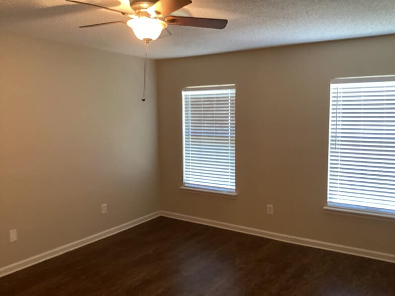 Building Photo - 468 Hillside Dr