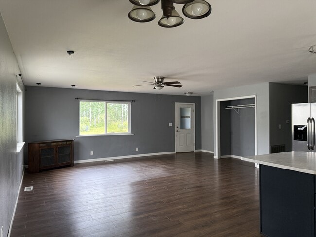 Building Photo - 2150 Bay View Dr