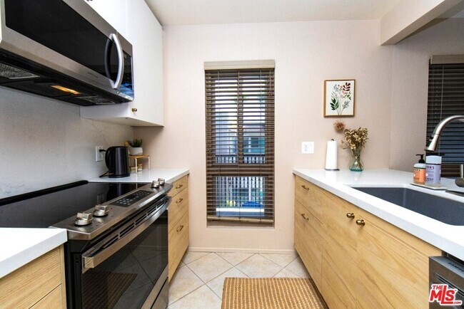 Building Photo - 6001 Canterbury Dr