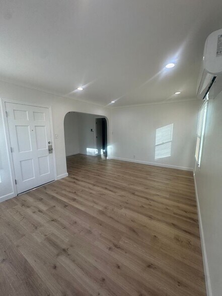 Building Photo - 9924 Rosewood Ave.