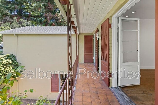 Building Photo - 25 Selborne Dr