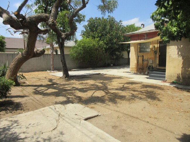 Building Photo - Adorable San Fernando home on O'Melveny
