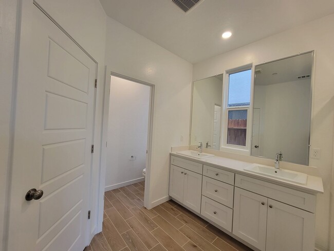 Building Photo - Brand New Home