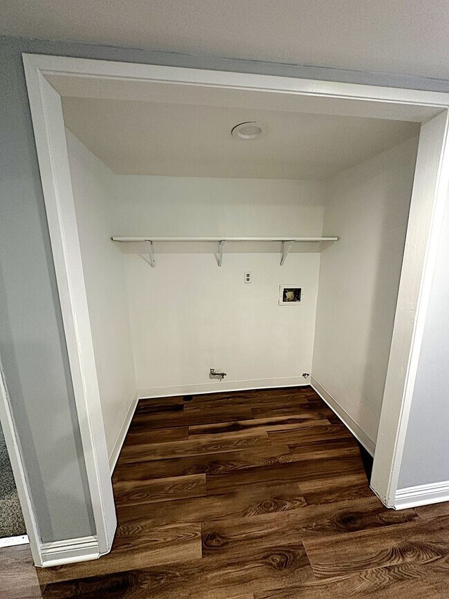 Building Photo - Spacious 4-Bed, 2-Bath Home with Garage an...