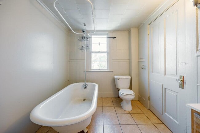 Building Photo - 313 Cherry St