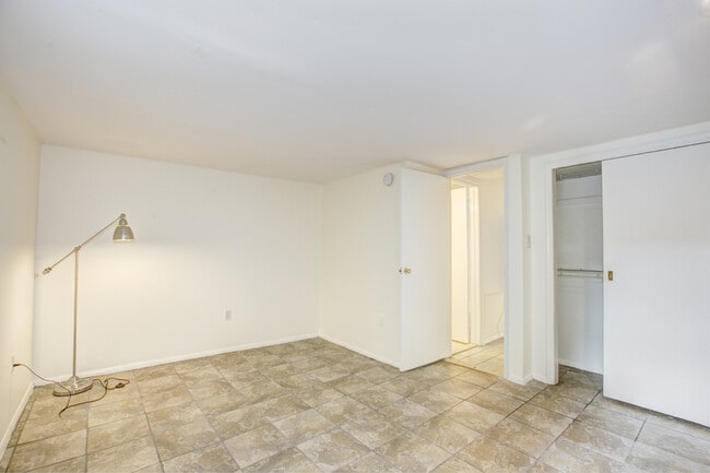 Building Photo - 1217 1/2 Independence Ave SE-