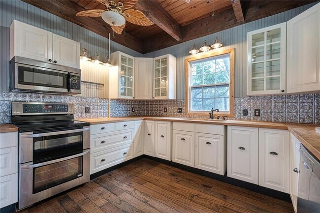 Building Photo - 2105 Vivian Dr