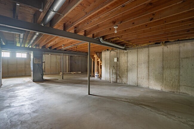 Building Photo - 16944 Hickory Crest Dr