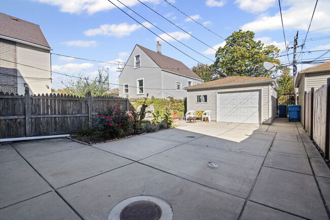 Building Photo - 4537 S Richmond St