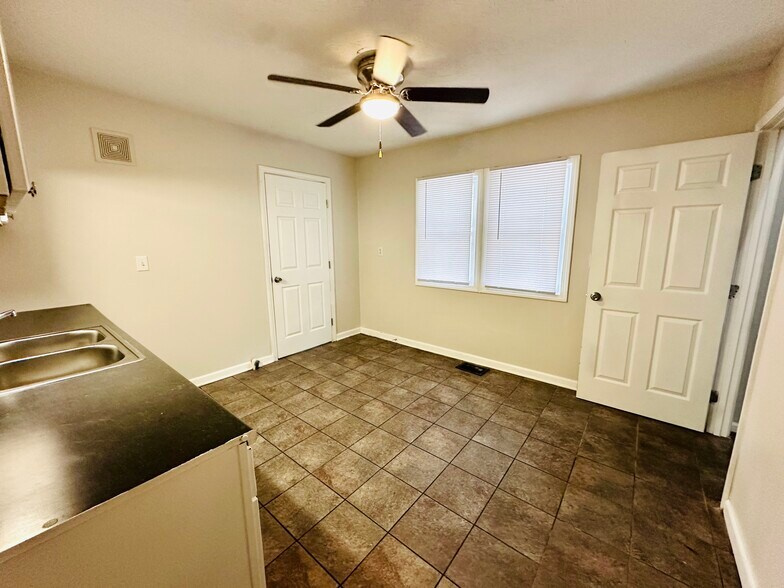 Building Photo - 1147 Lincoln Ave