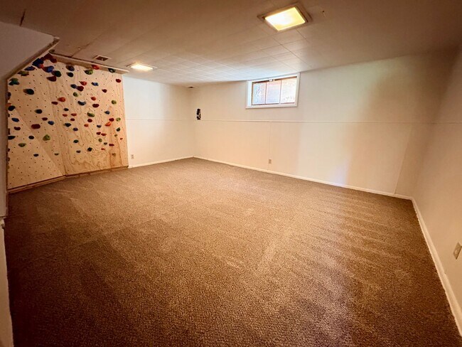 Building Photo - 5 Bed/1.5 Bath Beacon Hill Home with Gorgeous Views!