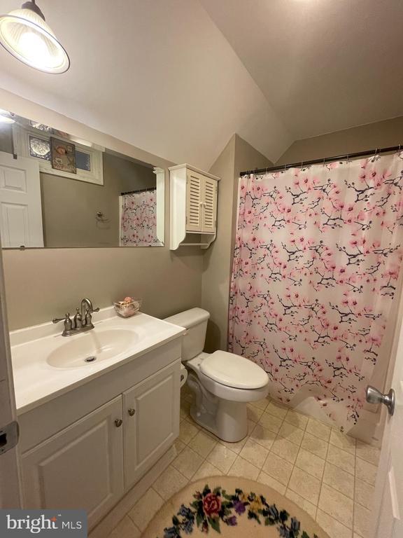 Building Photo - 588 Wakefield Dr