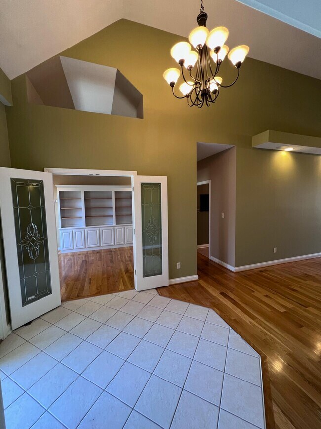 Building Photo - 212 Lakeside Dr