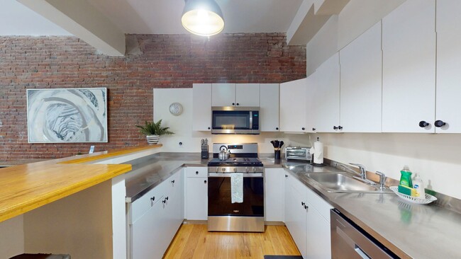 Building Photo - Back Bay 2 bed available 9/27/24