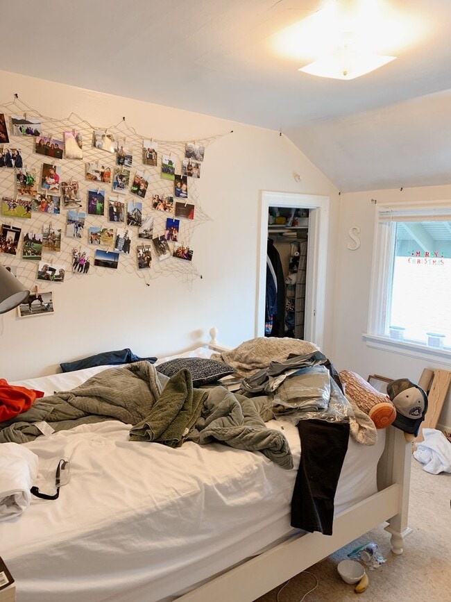 Building Photo - PRELEASING:  A 7+ bedroom/ 2 bath home in York Neighborhood!