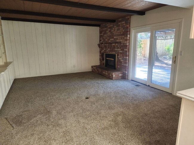 Building Photo - 4 bedroom home off of Mayberry Dr in Reno