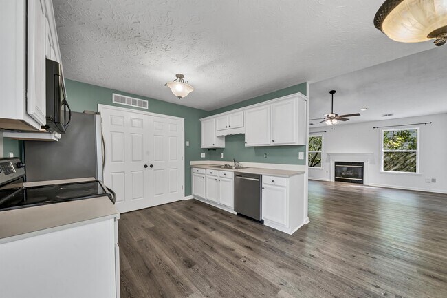 Building Photo - 1201 Red Stone Dr