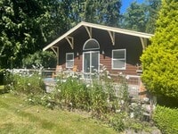 Building Photo - Charming Cottage with Private Beach Rights!