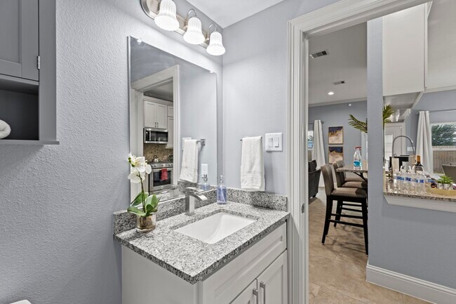 Building Photo - 2209 Silverbonnet St