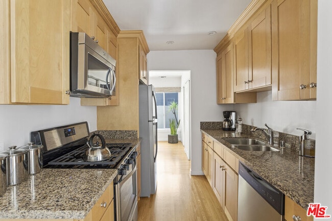 Building Photo - 733 Westmount Dr