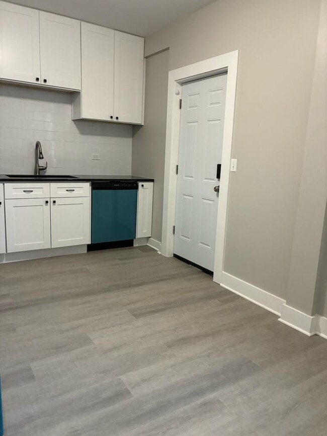 Building Photo - 1542 Victoria Ave