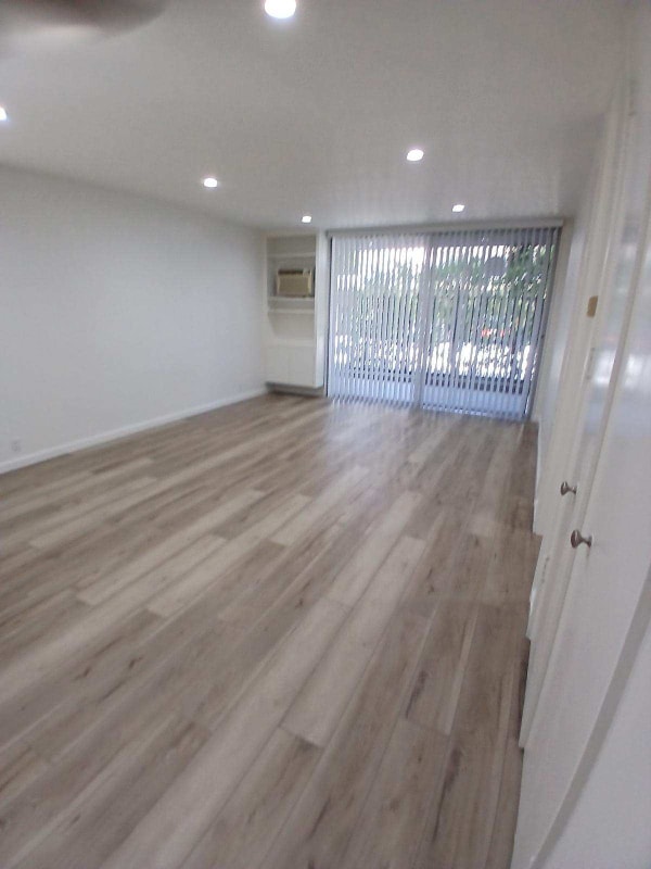 Building Photo - 533 S Hudson Ave