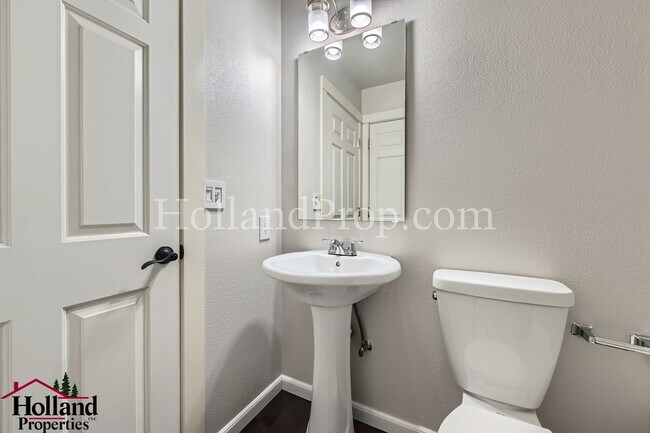 Building Photo - Spacious Home with High Ceilings and Modern Comforts!