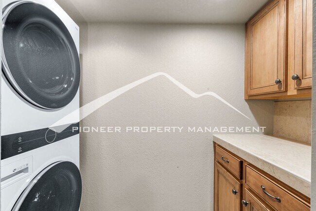 Building Photo - 6525 White Falcon Ct