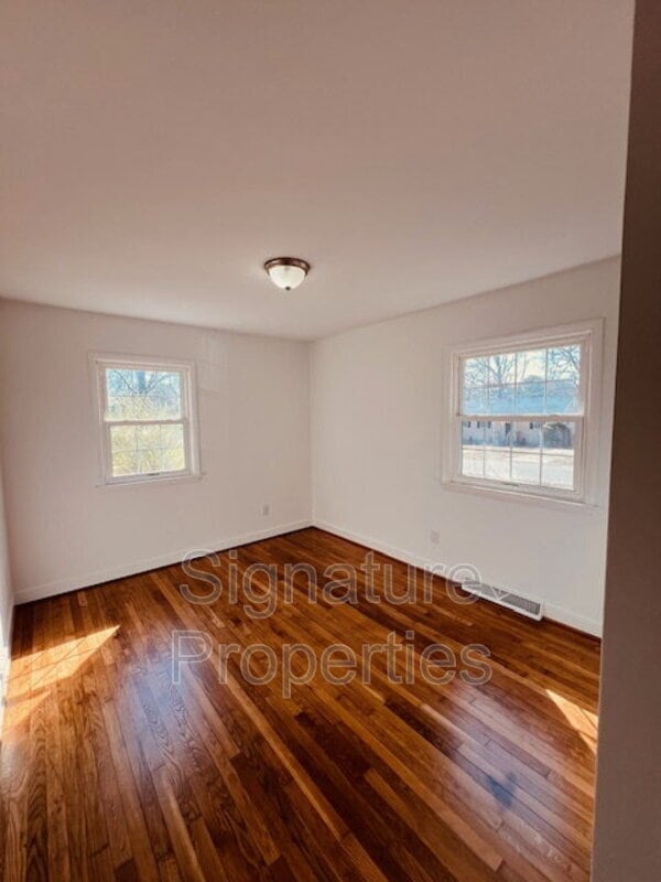 Building Photo - 211 Deerfield Dr