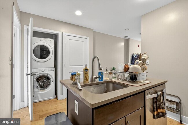 Building Photo - 709 N 3rd St