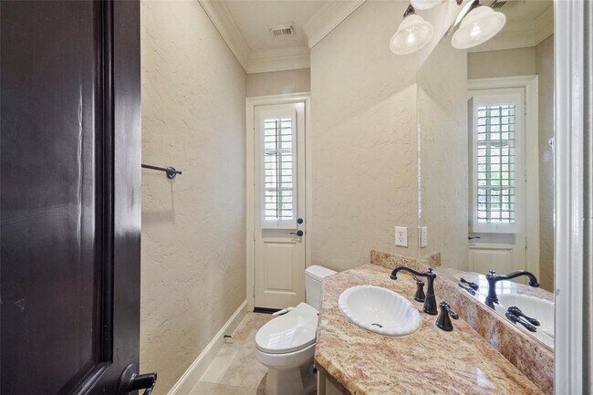 Building Photo - 30 N Palmiera Cir