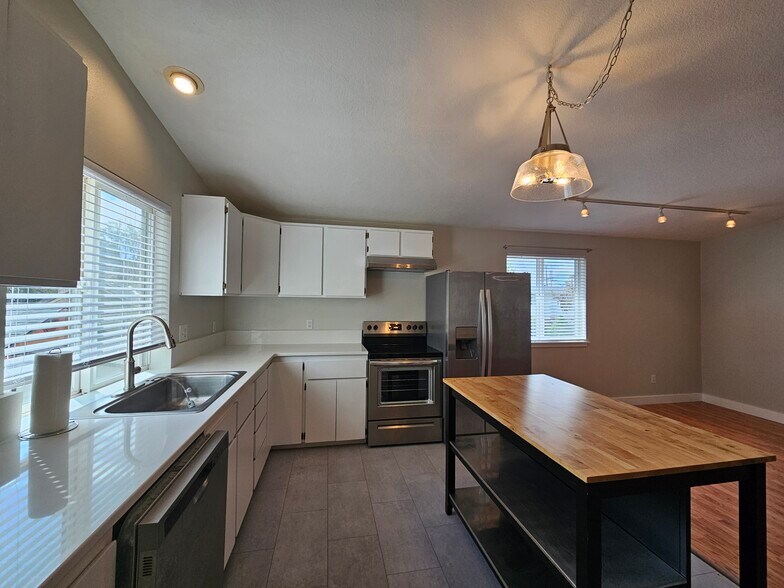 kitchen - 13235 SE Oatfield Rd