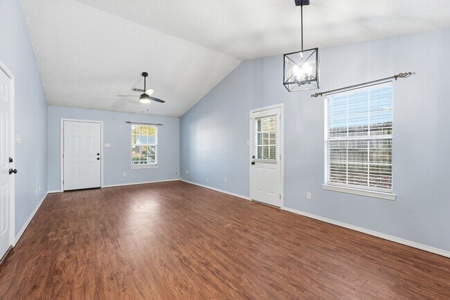 Building Photo - Home in Benton