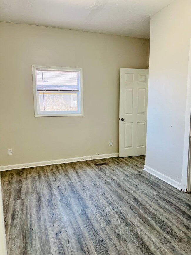 Building Photo - Newly remodeled 3 bedroom home in West Lou...