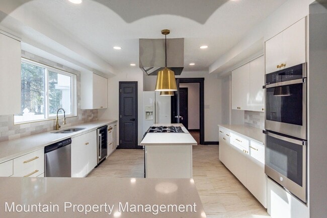 Building Photo - 10 br, 11 bath House - Employee Housing Op...