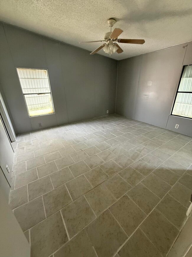 Building Photo - 9301 SE 61st Dr
